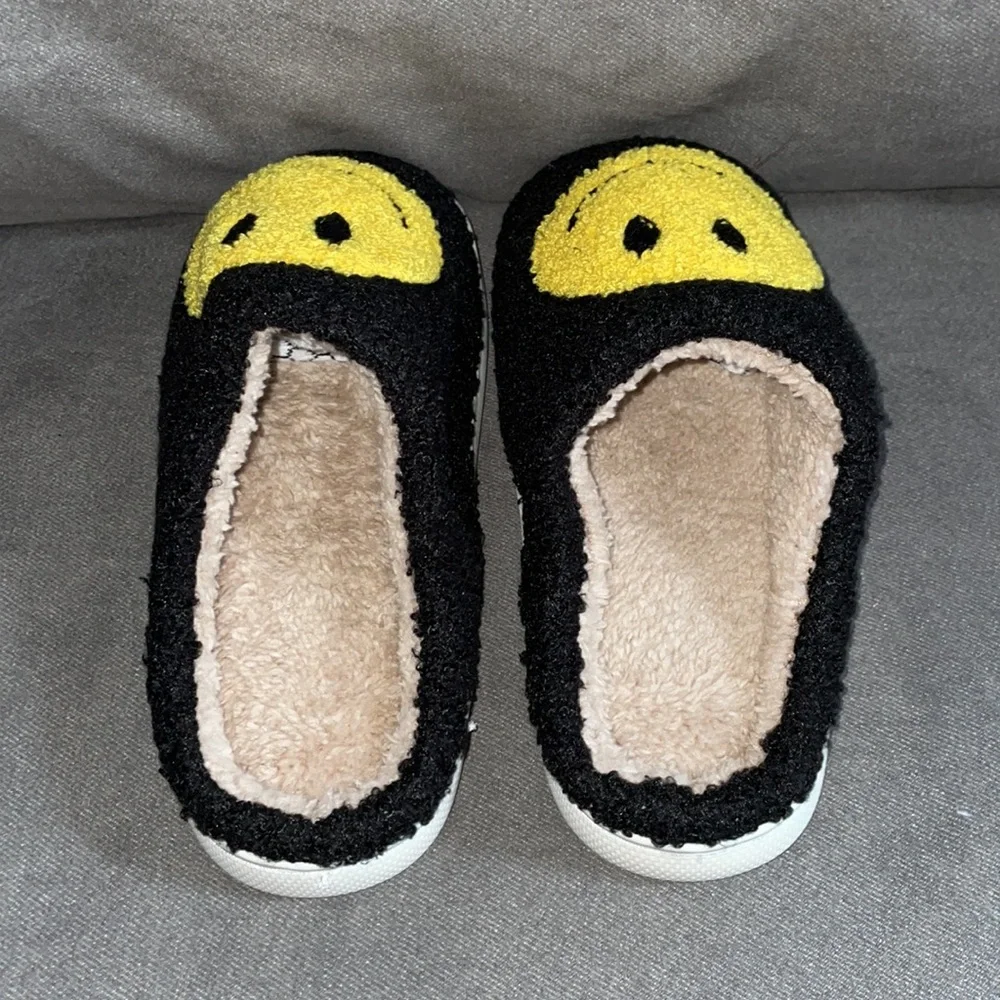 NWOT Women’s Black Smiley Face Slippers size 7 - 7.5 - Picture 2 of 4